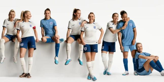 世界级劲旅英格兰国家女足在征集球员对经期问题的意见后，将队服下装的颜色从白色改为蓝色(1)