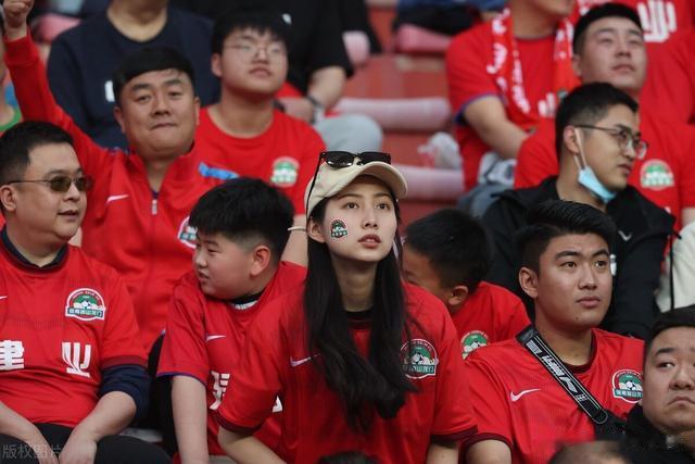 2023中超联赛首轮：美女球迷组成看台靓丽风景线，河南球迷最美丽(15)
