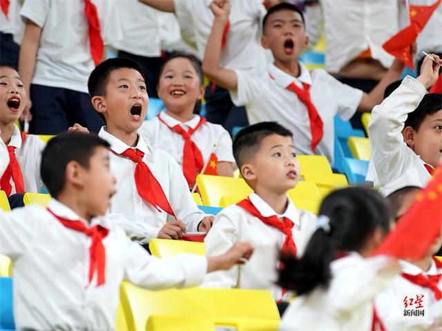展现青春活力 中超赛场520位成都小学生用歌声助威！(5)