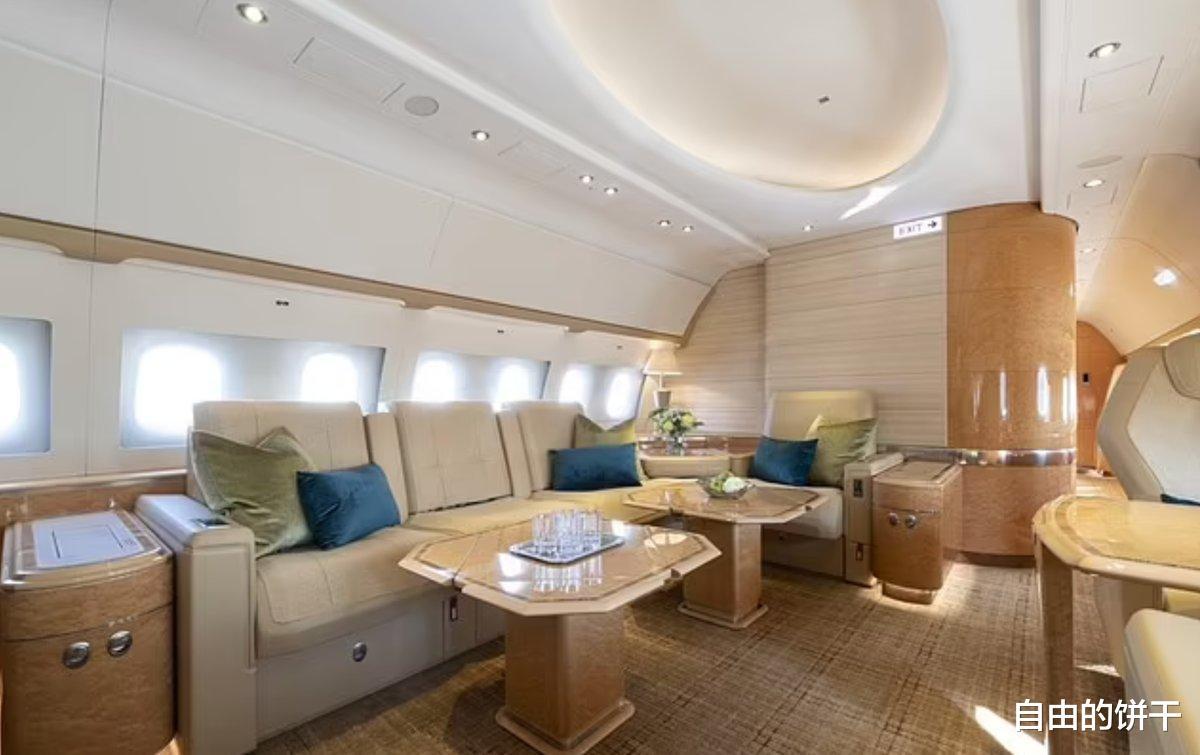 克里斯蒂亚诺·罗纳尔多价值6000万美元的私人飞机内部是怎样的(2)