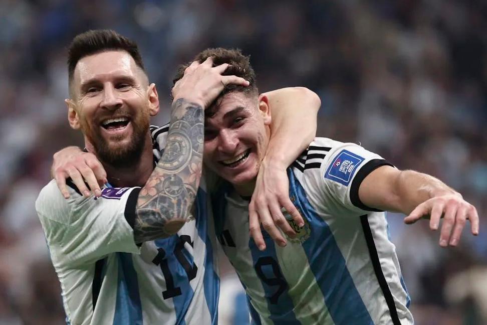 恭喜梅西！阿根廷挖出世界级前锋，拜仁抢他瓜帅不放，美洲杯靠他