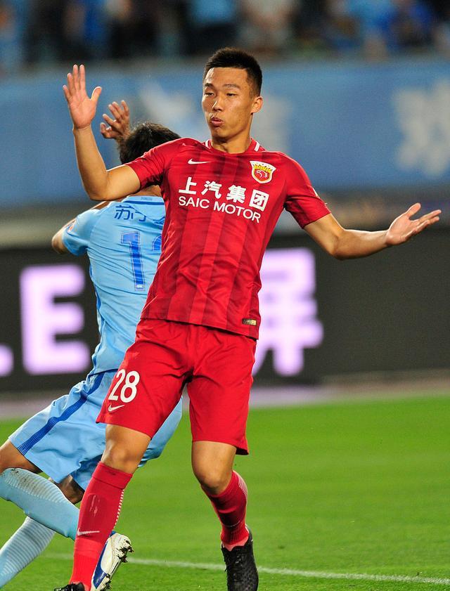 武磊被成都蓉城球员欺负，上港却只有一人敢站出来，为他打抱不平(3)