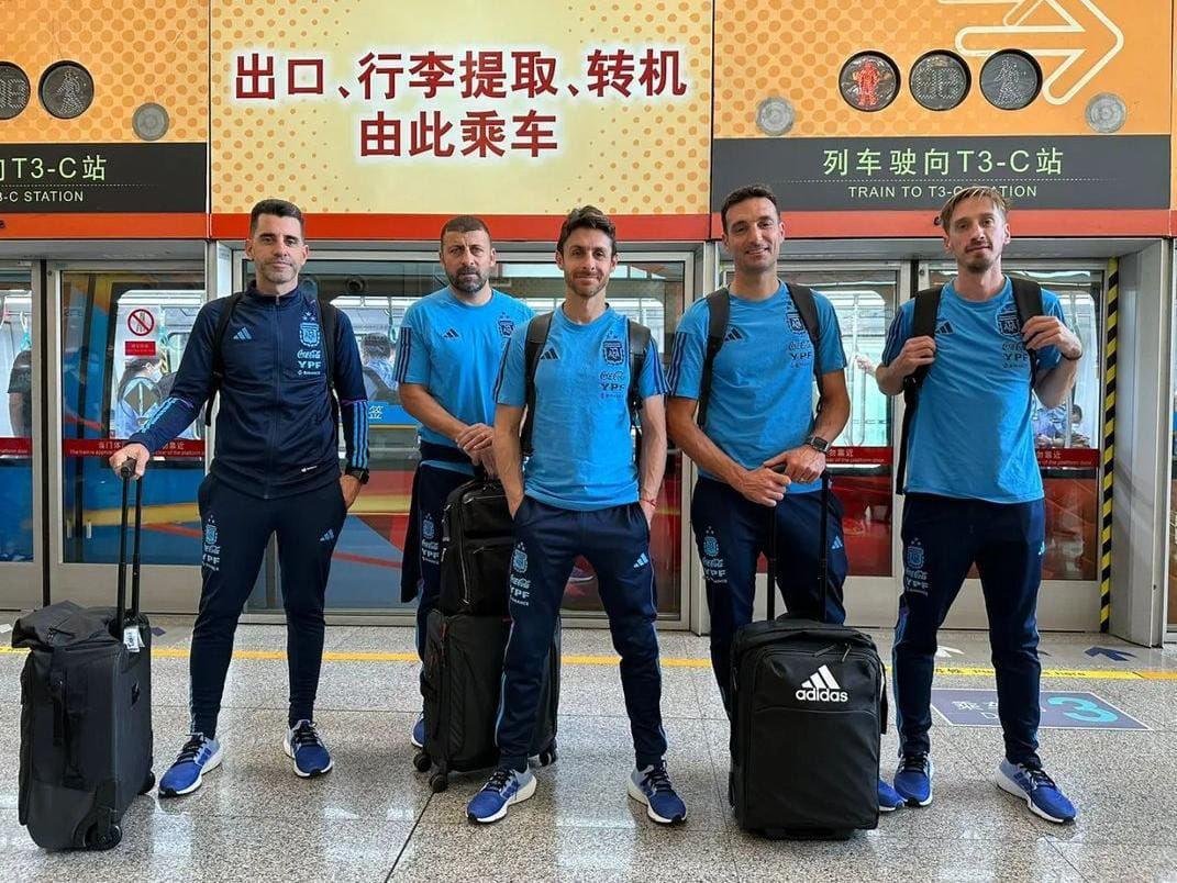 #阿根廷国家队教练组抵达北京#[飞机]阿根廷中国行主办方官方消息，斯卡洛尼教练组(1)
