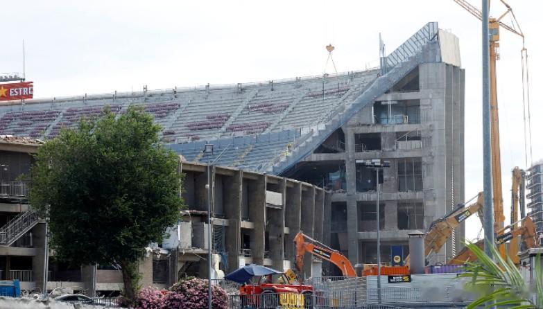 巴萨拆除诺坎普球场

巴萨根据一项持续到 2025-2026 赛季的翻新计划，开(2)