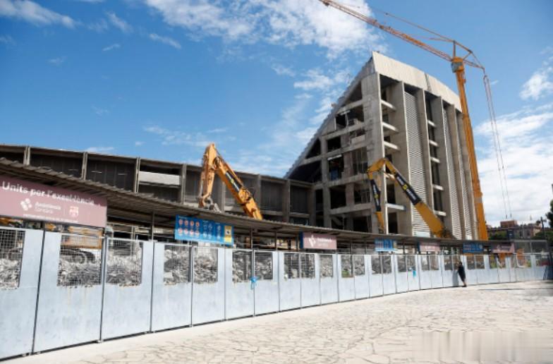 巴萨拆除诺坎普球场

巴萨根据一项持续到 2025-2026 赛季的翻新计划，开(3)