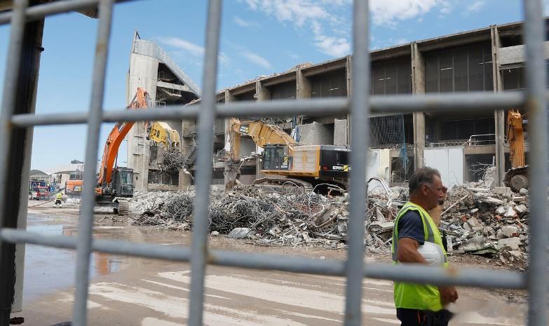 巴萨拆除诺坎普球场

巴萨根据一项持续到 2025-2026 赛季的翻新计划，开(7)