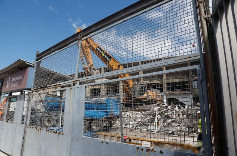 巴萨拆除诺坎普球场

巴萨根据一项持续到 2025-2026 赛季的翻新计划，开(8)