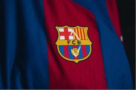 巴萨发布新赛季球衣：仍以红蓝间条为主，队徽嵌入钻石设计。(2)