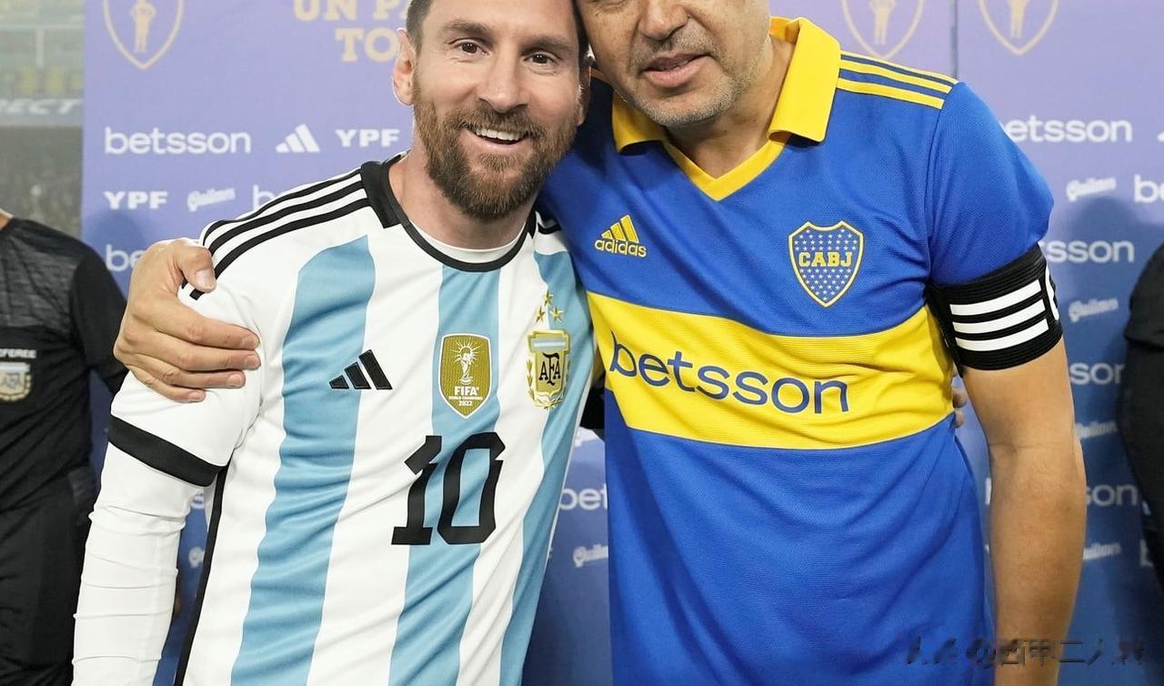 里克尔梅的告别赛，阿根廷足坛传奇人物的聚会，梅西都来了，里克尔梅当年的好搭档帕勒(4)