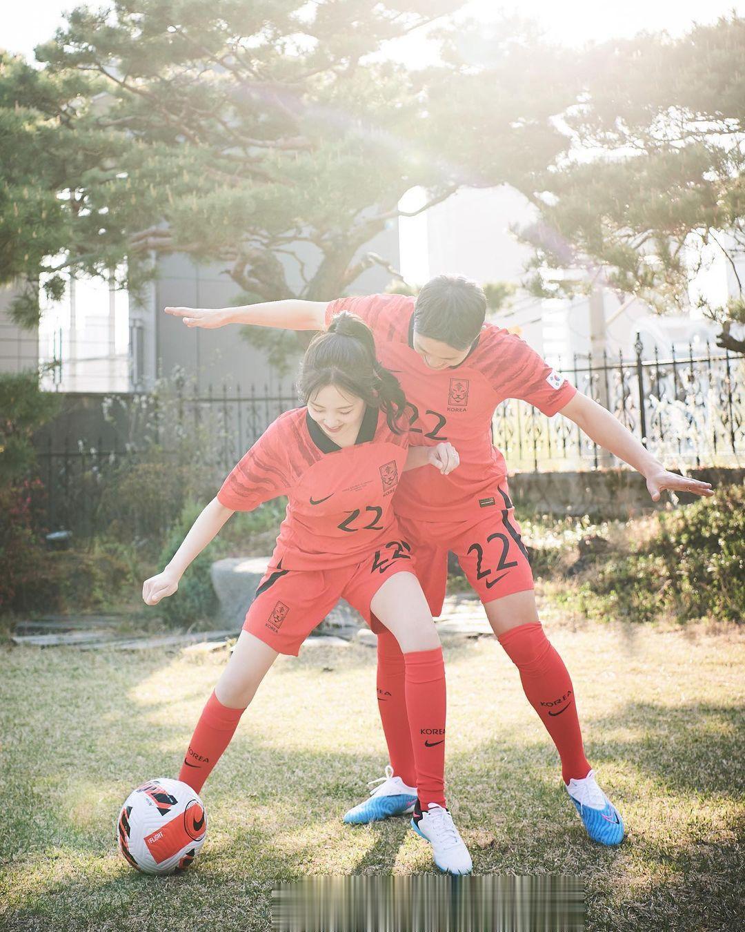 韩国著名阿森纳女球迷、网红、主持人郑伊修和韩国国脚权昶勋步入婚姻殿堂。权昶勋训练(2)