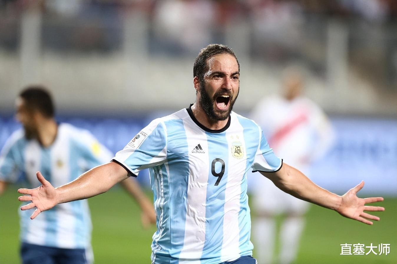 决赛3失单刀！阿根廷悲催巨星：不敢回国踢球，女儿同学骂我是驴(4)