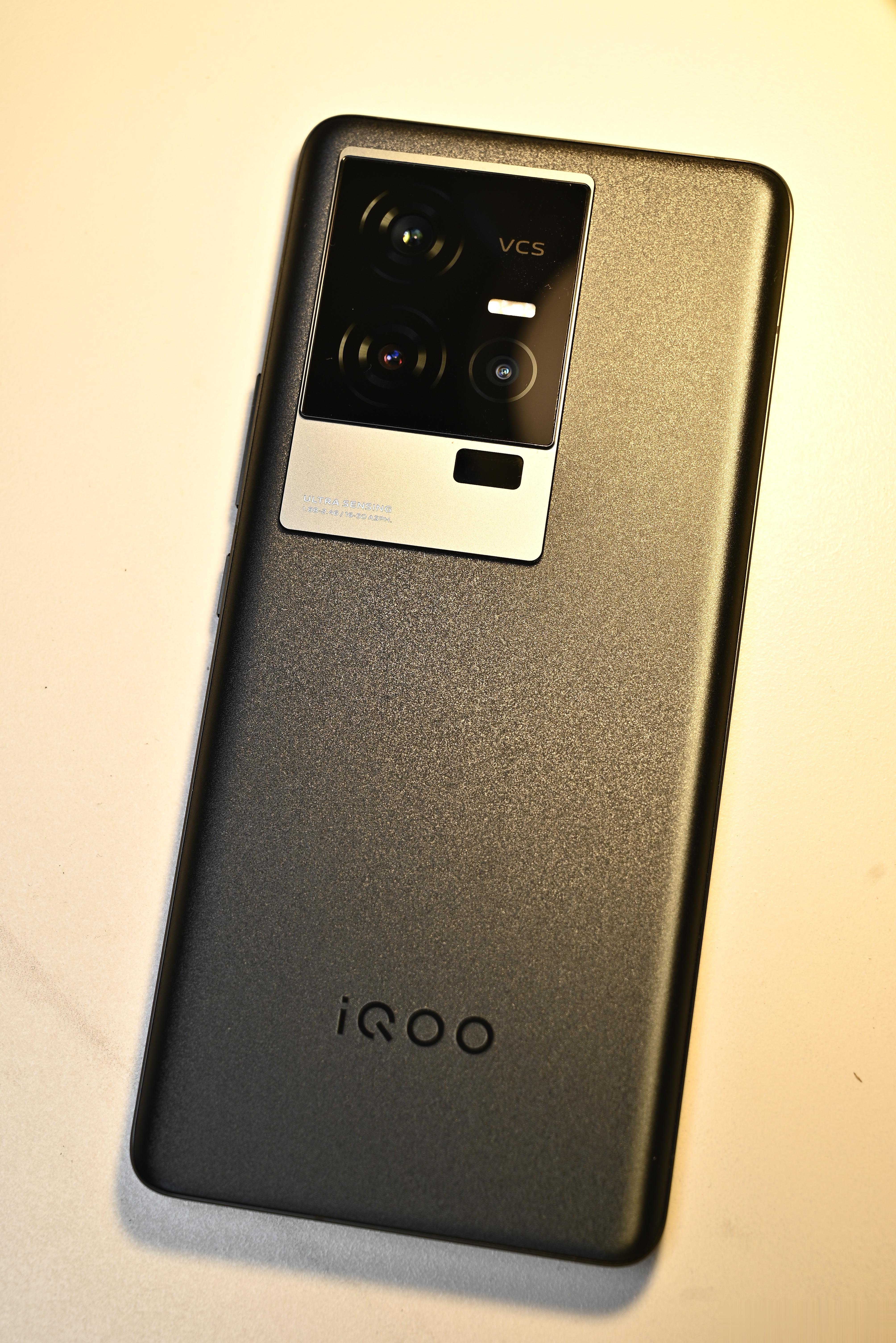 iQOO 11S分享，首先这是一款作为杭州亚运会电竞赛事的官方用机。拥有200W(2)