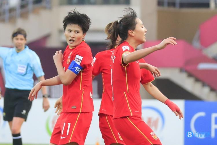 足球报：主力中卫王晓雪伤缺，中国女足不排除让王珊珊踢中卫