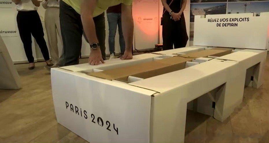 #巴黎奥运会继续使用纸板床#巴黎奥运组委会公开了为运动员所准备的纸板床。主办方还