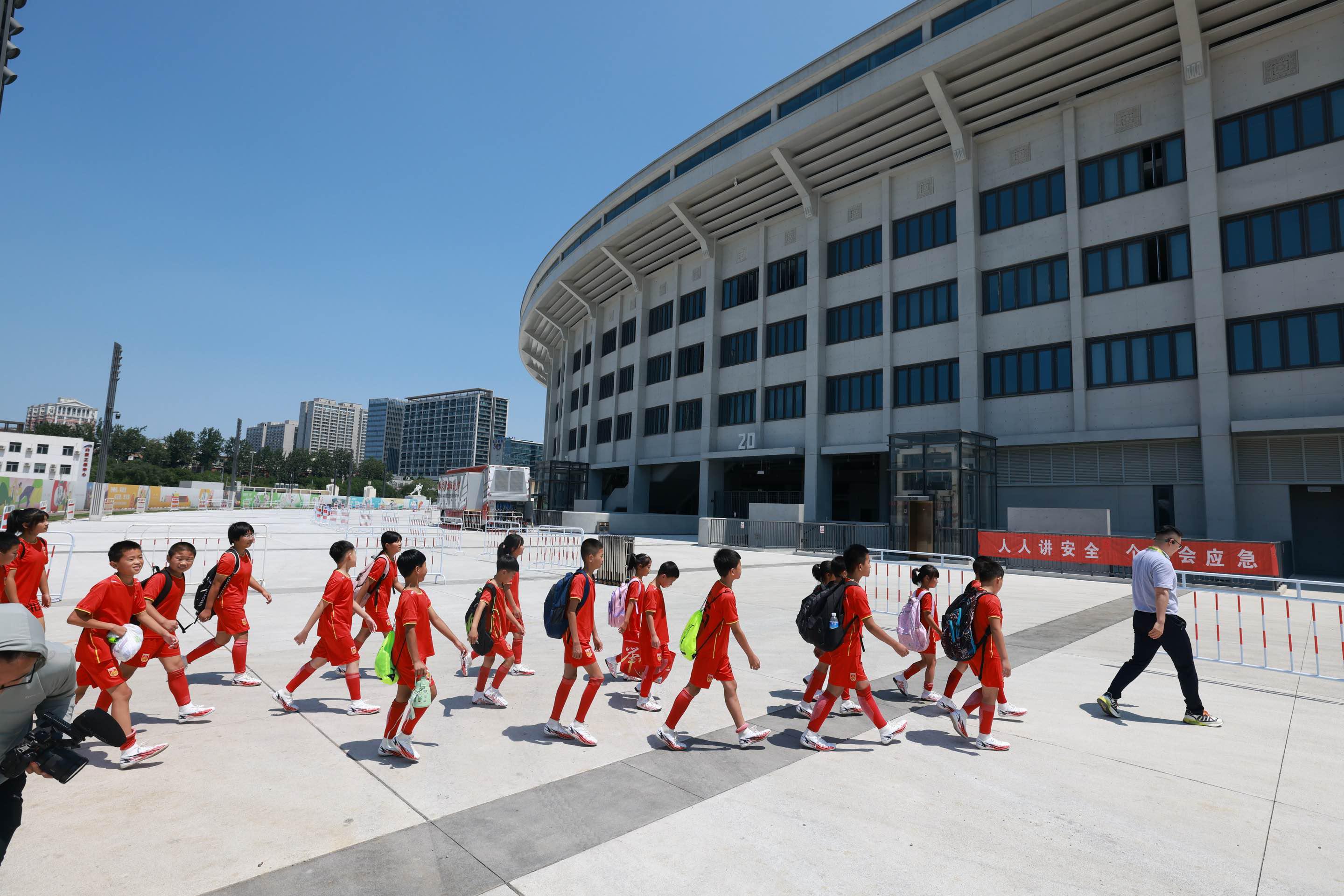 兑现两年前的约定 北京国安助力山区校园足球(2)