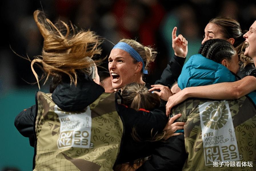 悲喜两重天！新西兰女足创造历史 队长泪奔嘶吼庆祝 挪威呆在原地(4)