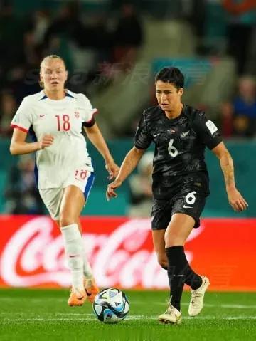   新西兰1:0，下半场新西兰开场2分钟威尔金森进球，取得女足世界杯首球。
今天