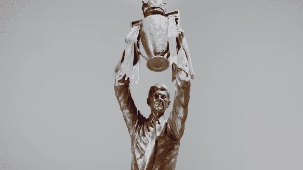 # 天下足球##英超# 阿森纳官方公布了为温格制作的雕像造型，造型来自温格手举英(1)