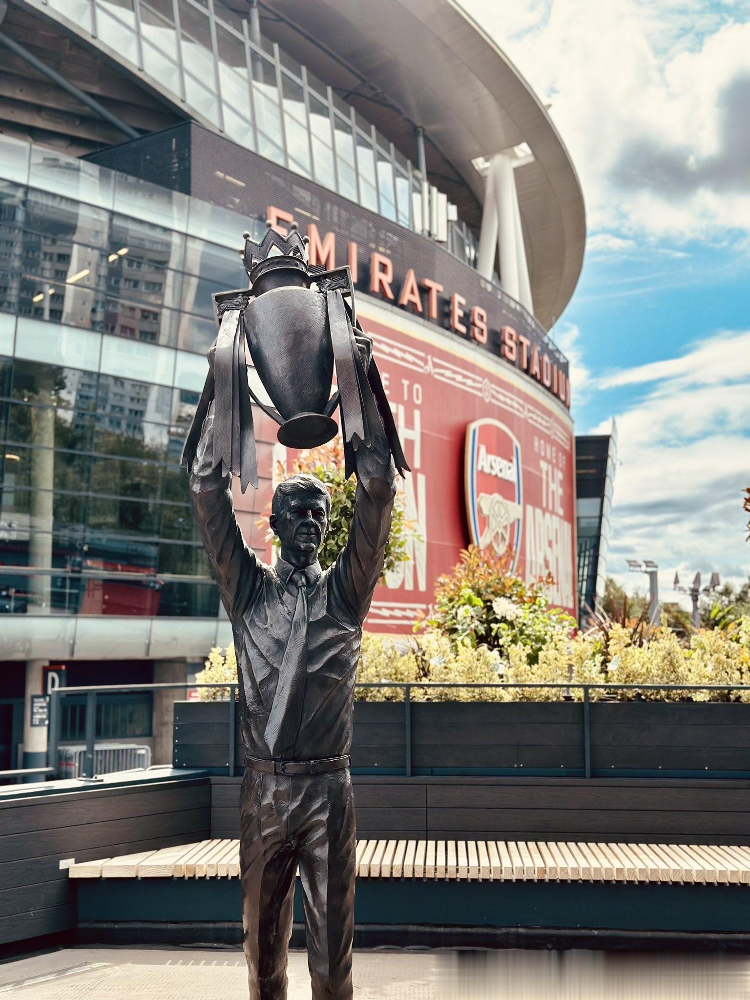 # 天下足球##英超# 阿森纳官方公布了为温格制作的雕像造型，造型来自温格手举英(2)