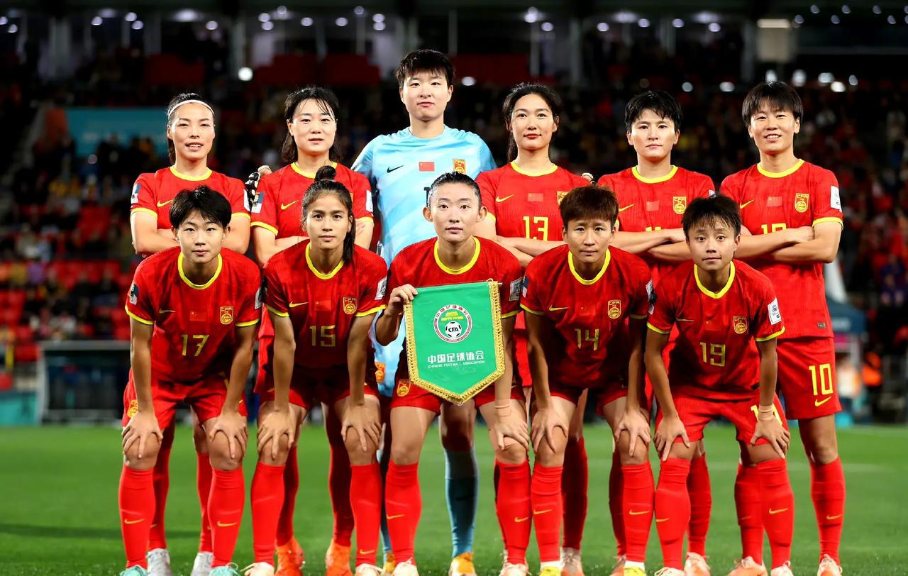 不用多想，下一轮对战英格兰，中国女足直接2比0对手，机会掌握在自己手中，谁也不能