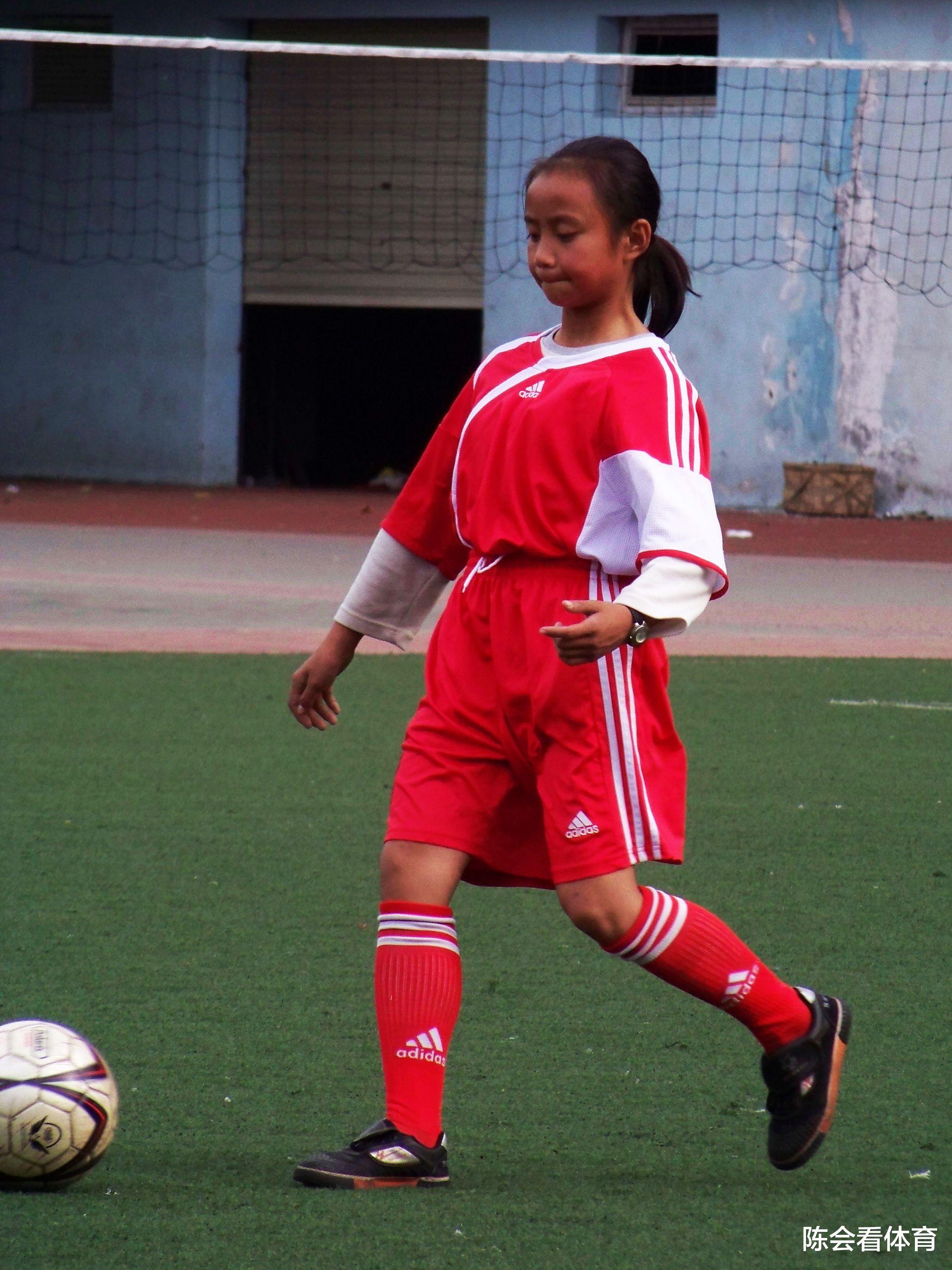 她能踢足球，绝对是个奇迹！“天才”张琳艳的背后辛酸成名史(2)