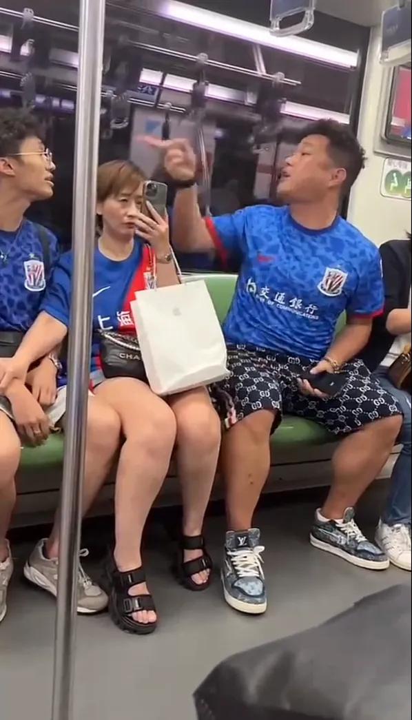 两个上海男球迷在地铁上吵架，吵得很激烈，你一句我一句架势看上去火药味很浓，手都指(2)
