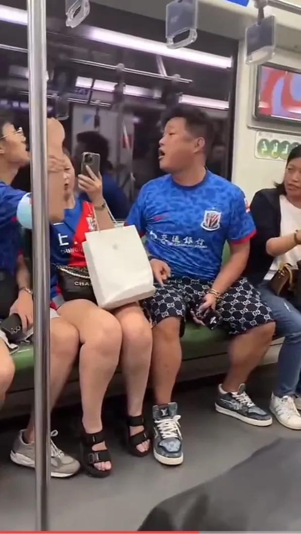两个上海男球迷在地铁上吵架，吵得很激烈，你一句我一句架势看上去火药味很浓，手都指(3)