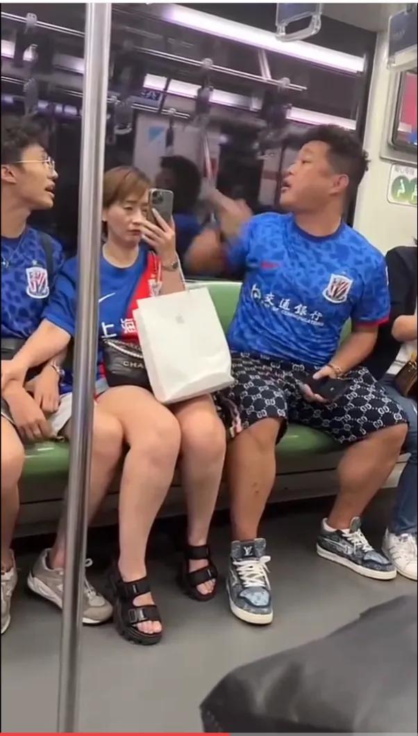 两个上海男球迷在地铁上吵架，吵得很激烈，你一句我一句架势看上去火药味很浓，手都指(4)