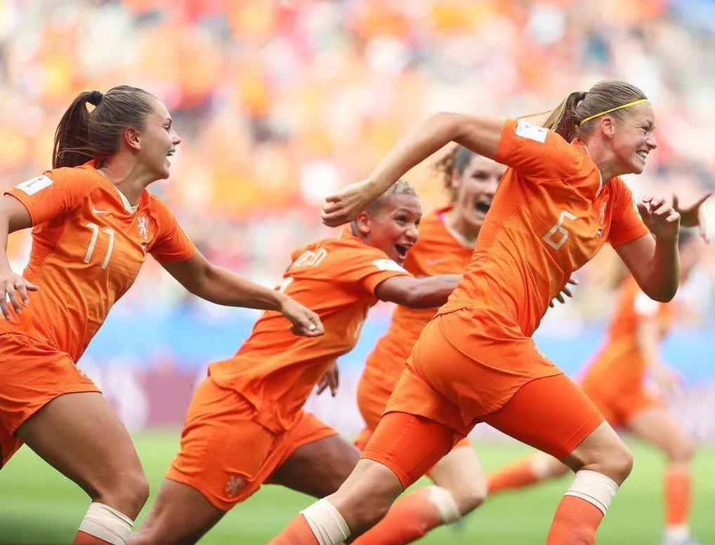 2023年世界杯
女足赛，
明日八强继续鏖战！

首先，
荷兰迎战南非；

荷兰(1)