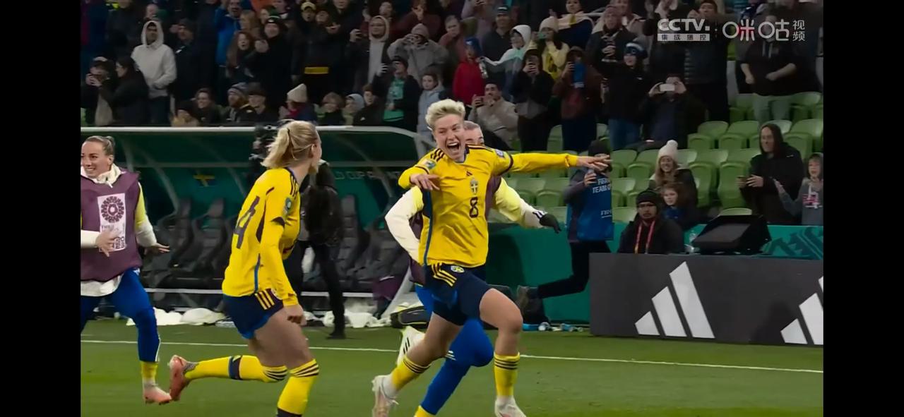 女足世界杯再爆大冷门！
夺冠热门美国队被瑞典队点球淘汰出局！
这场比赛中，瑞典的