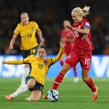 淘汰中国女足的丹麦队也可以回家了！
在八分之一决赛中，丹麦女足遇到了东道主澳大利