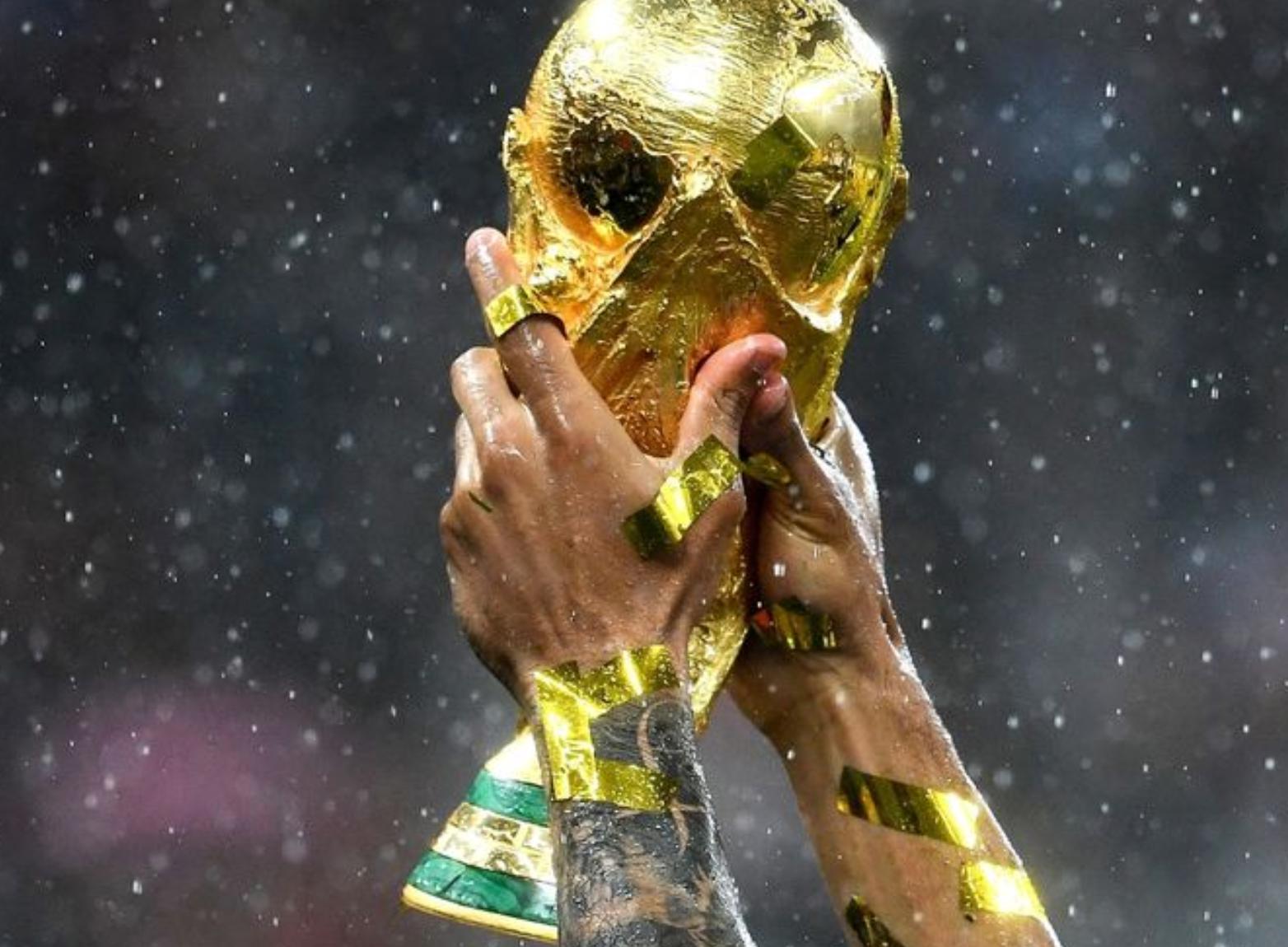 克里斯蒂亚诺·罗纳尔多和阿尔·纳斯尔争夺看起来像世界杯的“无耻”奖杯