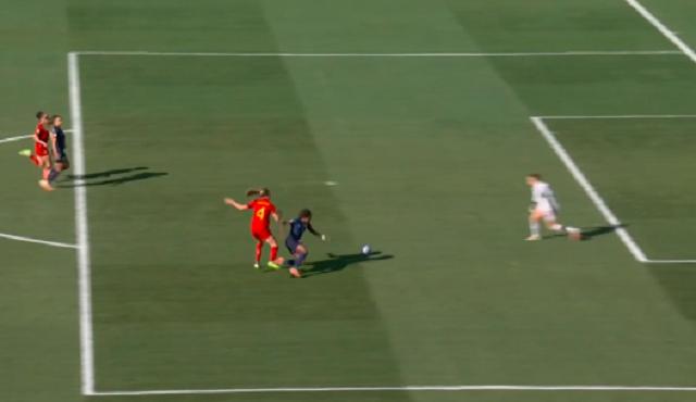 女足世界杯出现争议改判！VAR取消荷兰点球，场边球迷爆发嘘声(1)