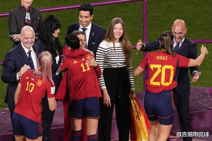 西班牙女足首冠 会长挨个亲吻 舆论一片哗然 内幕曝光！