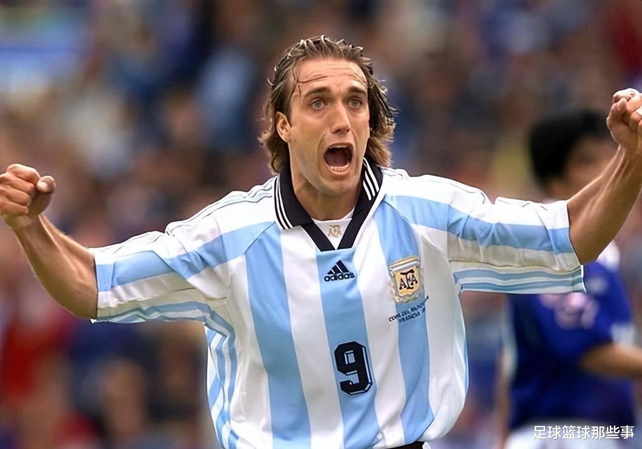 阿根廷队历史上五大前锋，梅西马拉多纳作为球队组织都未能入选。(4)