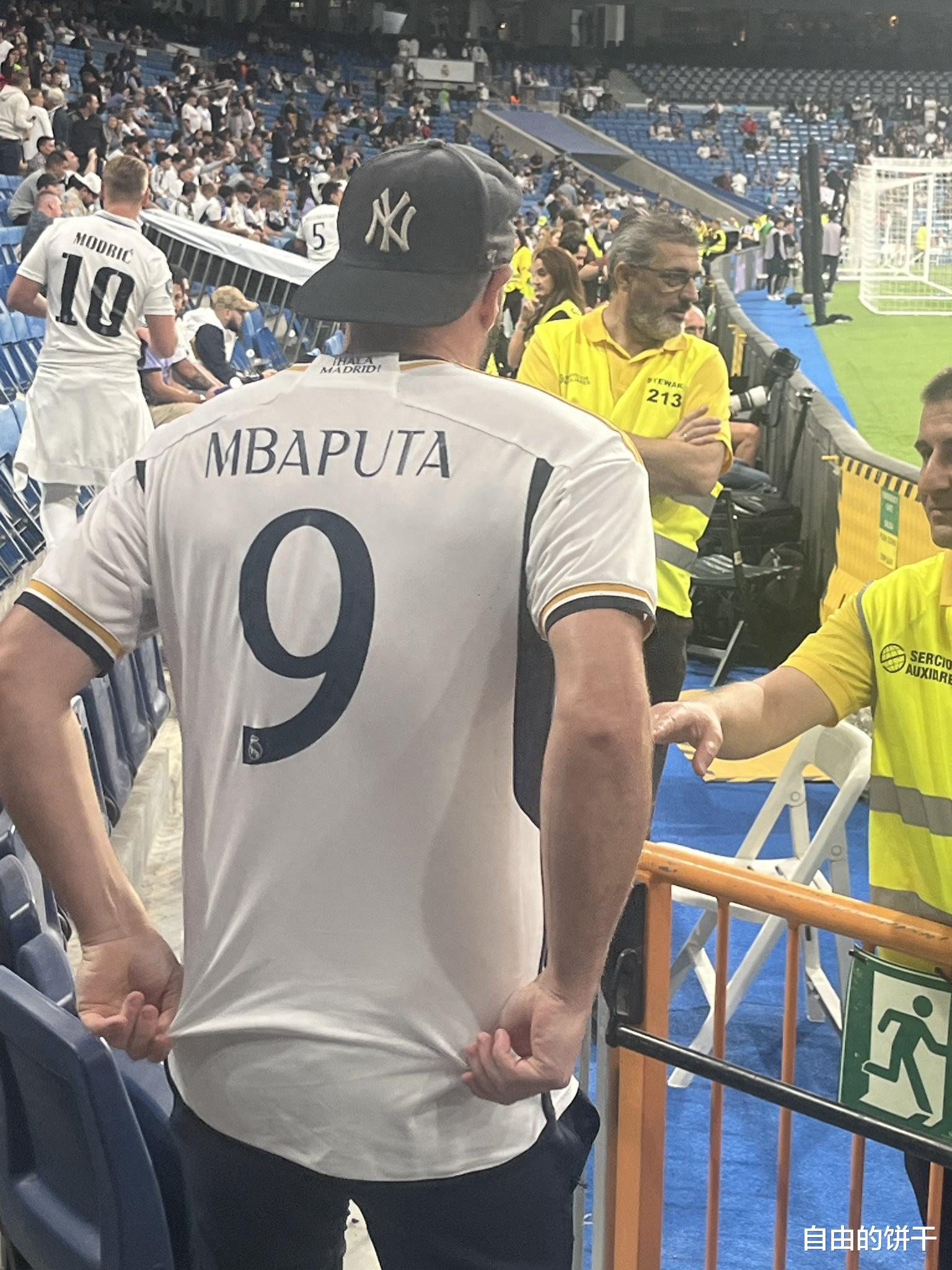 姆巴佩在马德里不再受欢迎：伯纳乌球场出现献给法国人的独特 T恤