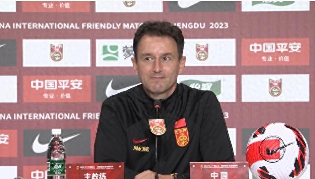 中国男足主教练向球迷道歉，因打平马来西亚：我们不配有胜利，我承担今天嘘声(1)