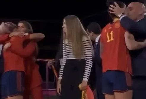 “强吻”女足球员引发巨大争议,西班牙足协主席卢比亚莱斯宣布将辞职(2)