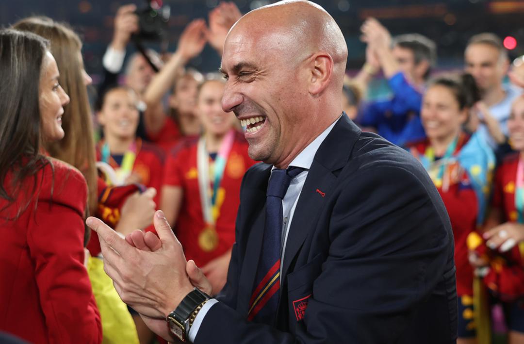 西班牙足协主席路易斯·鲁维亚莱斯，因亲吻女球员被停职(2)