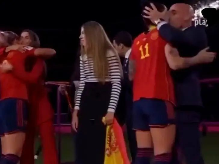 西班牙足协主席路易斯·鲁维亚莱斯，因亲吻女球员被停职(3)