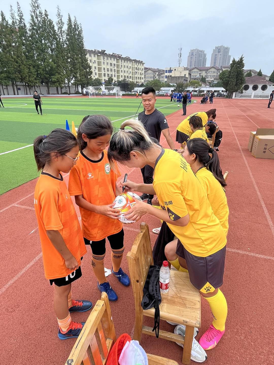 江苏女足成年队足球项目志愿服务活动走进淮安，小球员与偶像们完美互动共建足球梦(5)