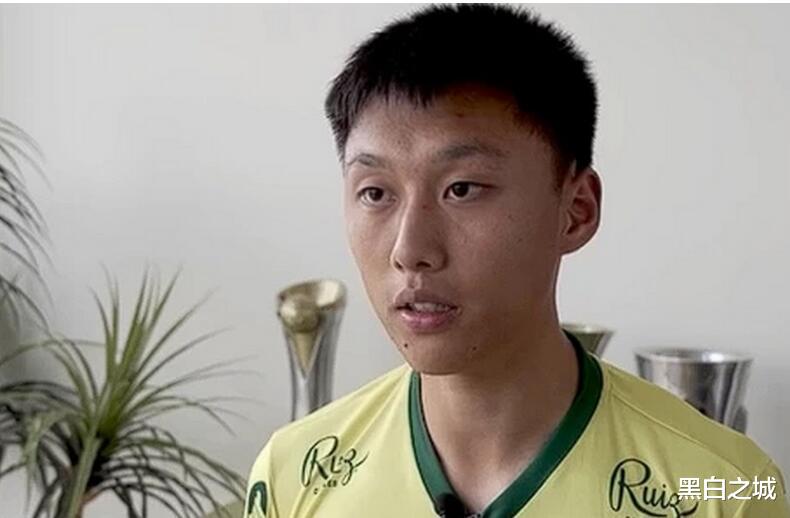 凄惨！中国男足又一“天才”陨落：月薪不到2千，如今仍无球可踢