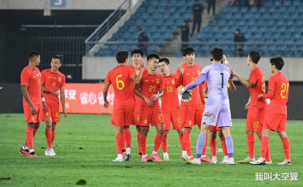 友谊赛国足2-0越南，放大10倍后看细节，原因清晰可见