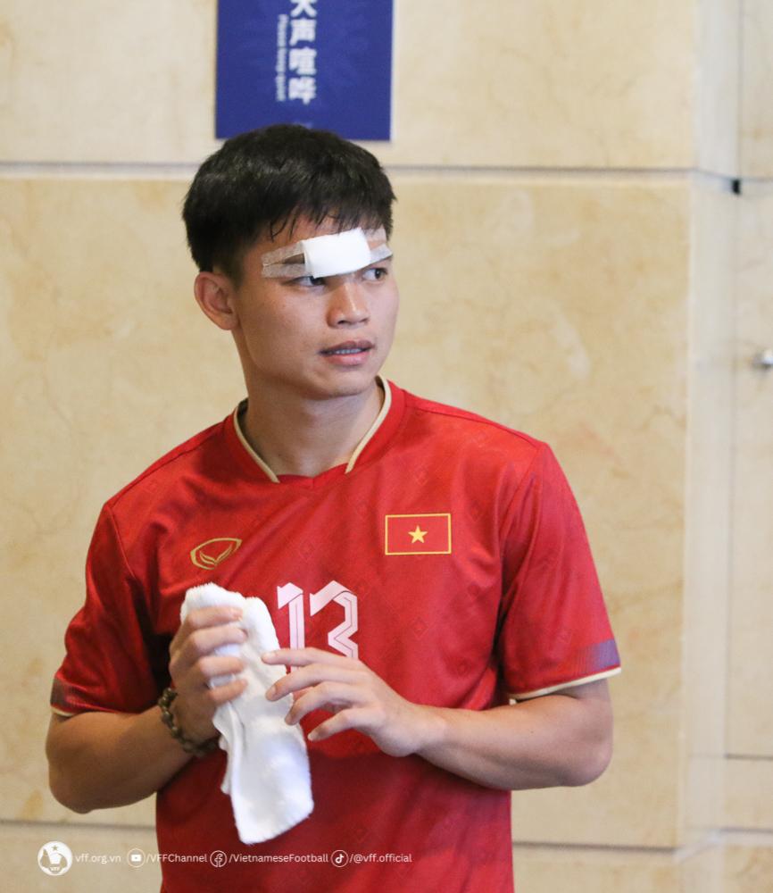 越南足协官方：后卫胡文强昨日与中国球员相撞，头部缝了7针(1)