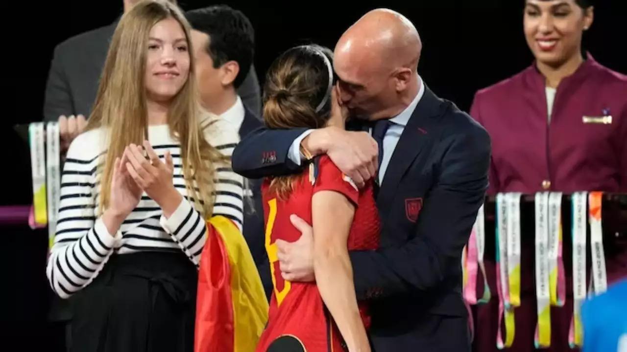 西班牙前足球主席强吻女足世界杯冠军，被FIFA禁赛三年(2)