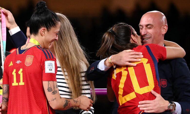 西班牙前足球主席强吻女足世界杯冠军，被FIFA禁赛三年(4)