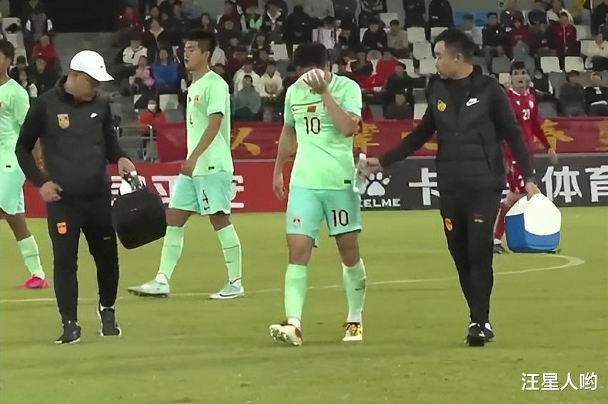 1-2！中国U23遭弱旅“偷桃”，前场控球堪称灾难，靠点球挽回颜面