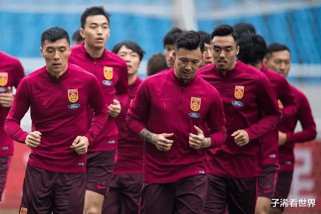 凌晨3点！上海媒体再现争议言论：中国足球遭重创，球迷骂声一片(3)