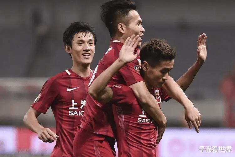 凌晨3点！上海媒体再现争议言论：中国足球遭重创，球迷骂声一片(4)