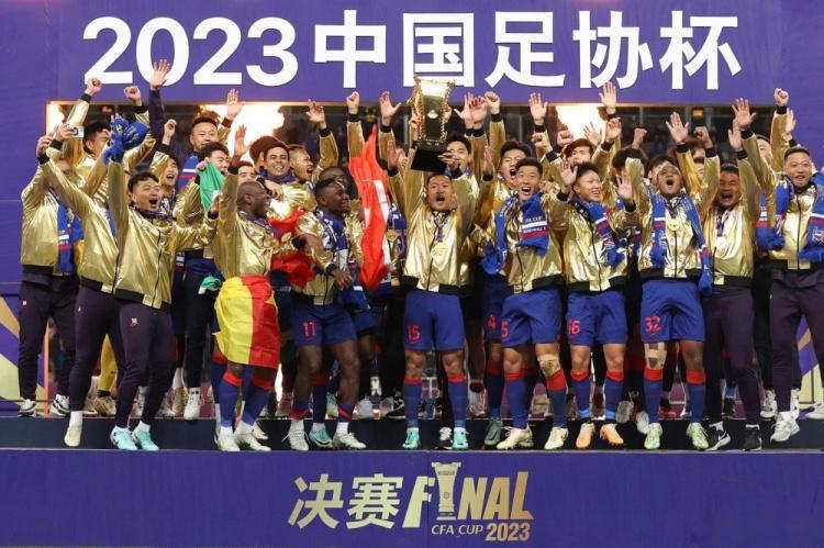 戴伟浚社媒晒球队庆祝夺冠的照片：申花是冠军(2)